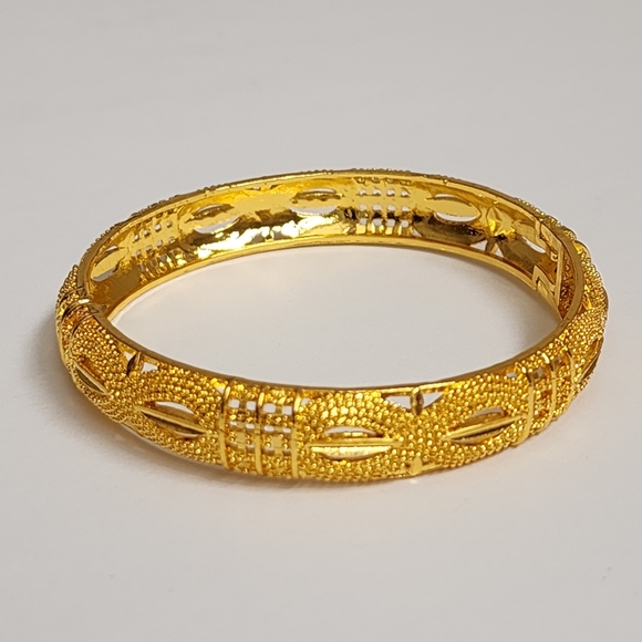 18K Gold Plated Intricate Design Bangle Bracelet - Picture 1 of 6